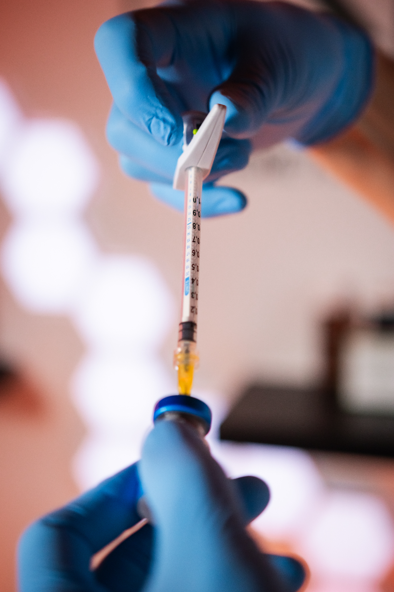 Präzise Vorbereitung einer Botulinumtoxin-Spritze